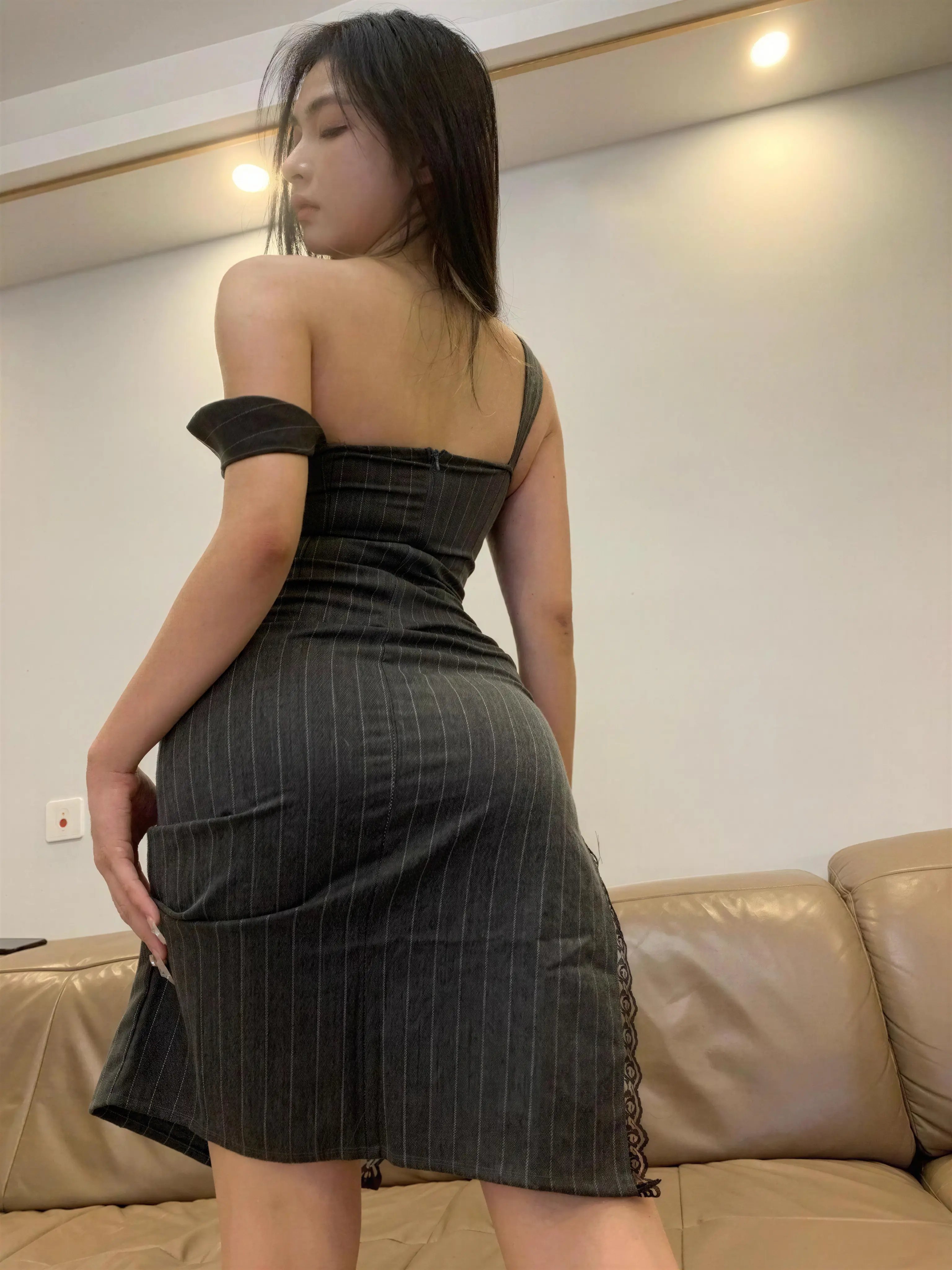 萌二 – 开叉包臀裙 12P